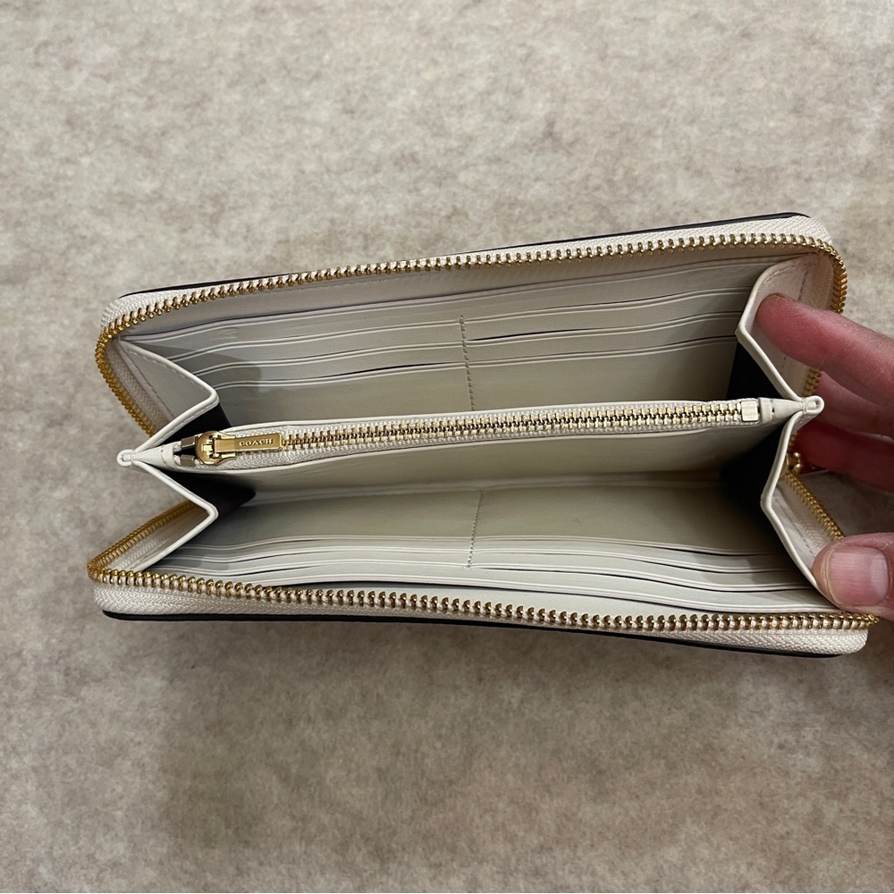 Coach Pebbled Leather Off White 3D Bow Zip Around Long Wallet Gold Hardware - Picture 8 of 11